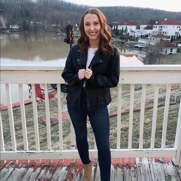 Meet your Posher, Madi - Picture 2 of 7